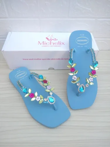 Chinelo Customizado Premium - Azul Serenity com Flores e Pedrarias - Michelix