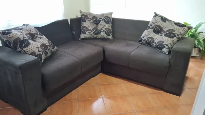 Sofá de canto marrom com 3 almofadas em perfeito estado 550,00 não entrego