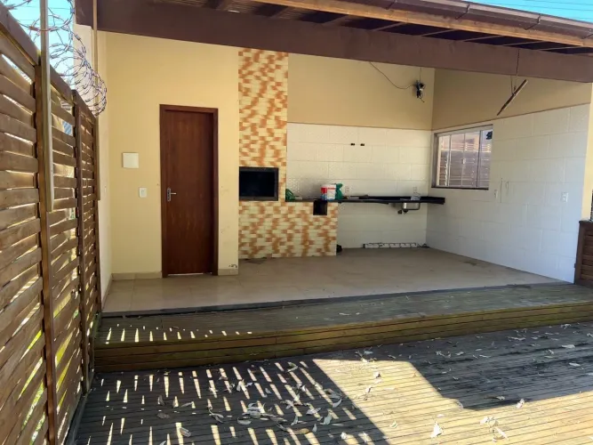 Vendo terreno com área de festa na praia do rosa ?