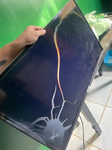 TV com tela quebrada