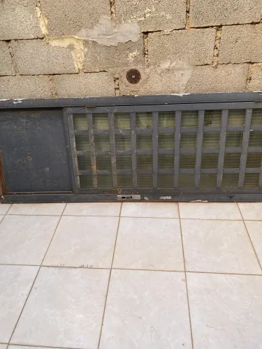 Doa se uma porta de aço com vidros de80 em ótimo estado