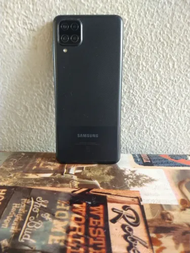 Vendo celular Galaxy a12 64G com capinha carregador e película bateria boa 