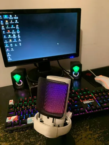 Pc gamer com mesa e tudo pronto pra ser feliz...