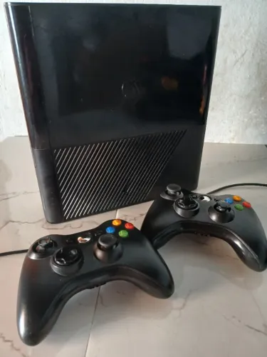 Xbox 360 com 2 Controles 47 Jogos