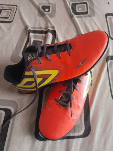 Chuteira Umbro semi-nova