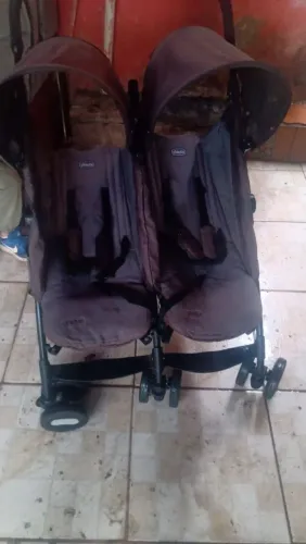 Vendo carrinho de gemeos e um ninho junto com uma almofada de amamentar 