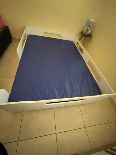 Vendo uma cama montessoriano casal com colchão
