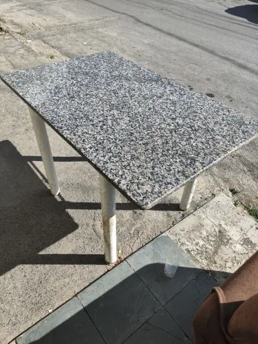 Mesa de Granito com Base de Metal - Resistente e Prática