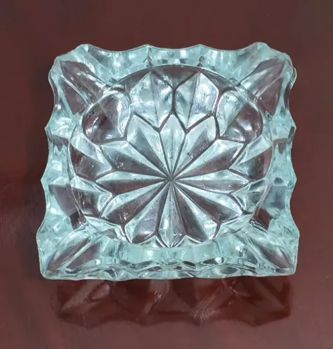 Cinzeiro em vidro lapidado - retrô decorativo
