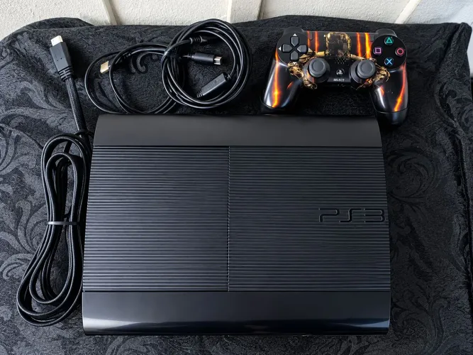 PlayStation 3 Super Slim desbloqueado e comtrole 