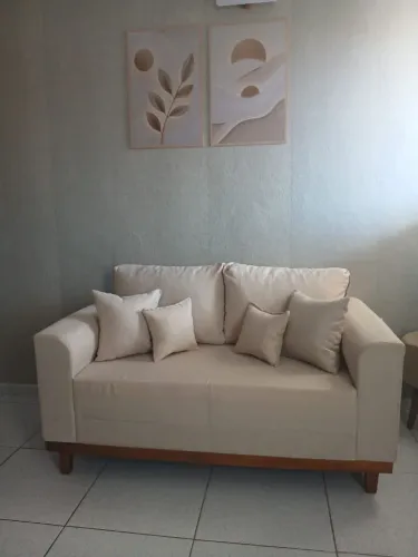 Sofá beny 2 lugares todo em linho.