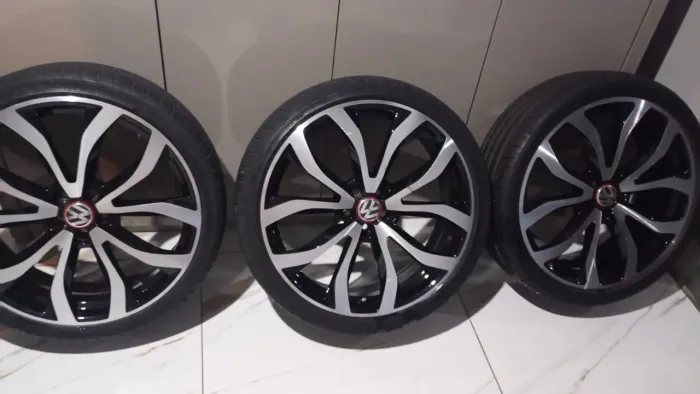 Rodas e pneus aro 20. 225/35 xr20 XL