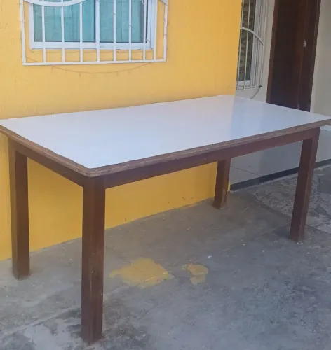 Mesa grande de madeira .