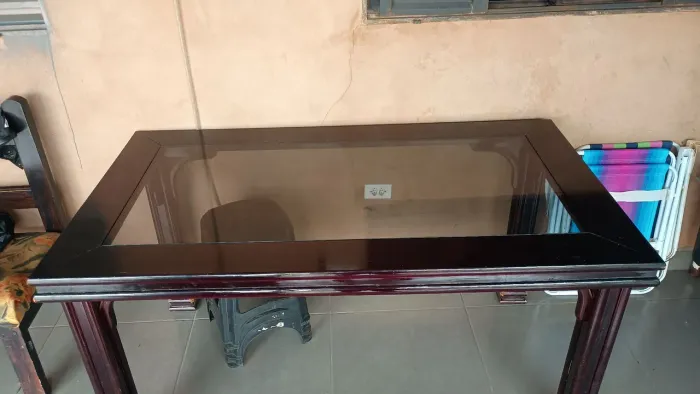 Vendo mesa de madeira com tampo de vidro 