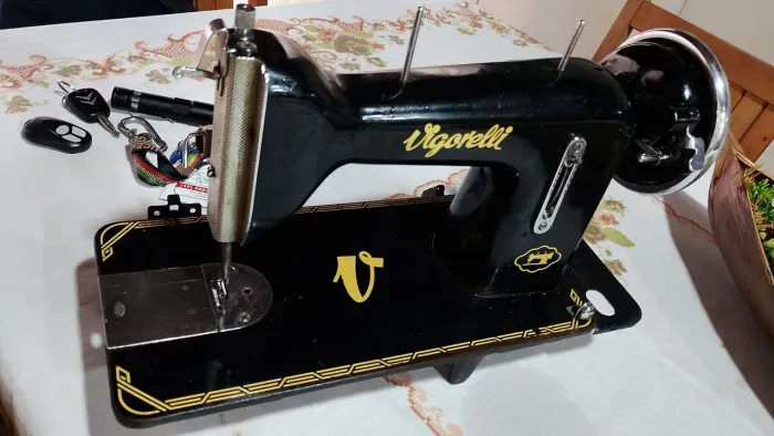 Máquina de costura Vigorelli antiga.