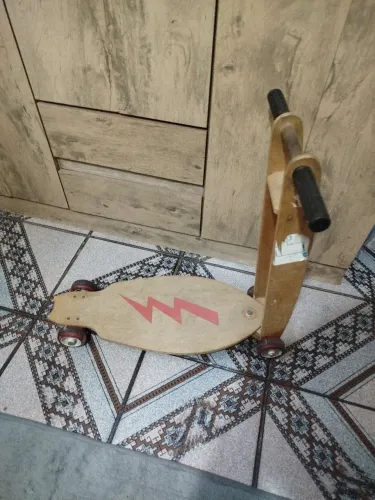 Patinete de madeira