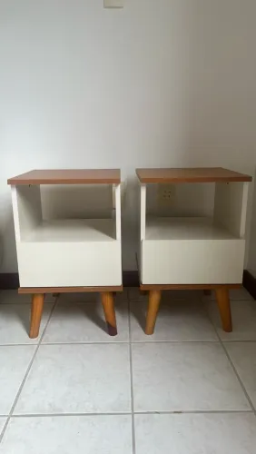 Par de Mesas de Cabeceira Retro / Pé Palito - Branco e Madeira (Kit com 2)