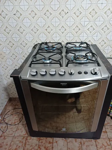 Fogão  de embutir ..4 bocas electrolux..senão a  tampa de vidro..forno  funcionando  