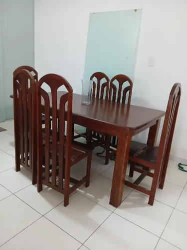 Mesa em madeira maciça com 06 cadeiras