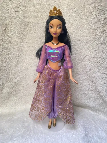 Boneca Jasmine com roupa brilhante 