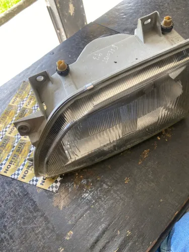 Farol lado esquerdo europeu Ford Escort