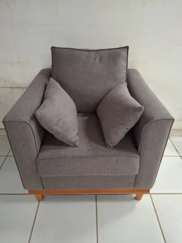 Poltrona cinza em linho