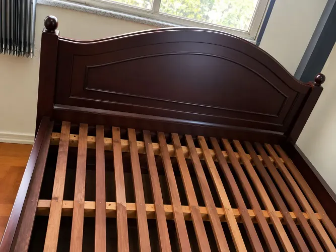 Confortável e elegante cama de casal em madeira de lei, perfeita para seu quarto.
