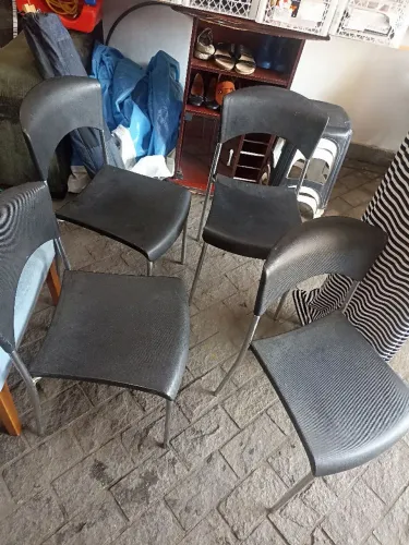 4 cadeira de plástico com metal