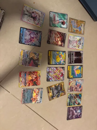 17 cartas ultra raras de Pokémon Tcg
