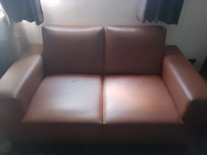 SOFA DE COURO MARROM 2 LUGARES