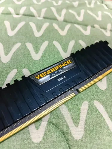 Memória RAM CORSAIR VENGEANCE 4Gb DDR4 2400Mhz