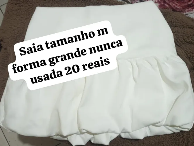 Roupas e um boné