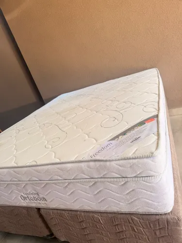 Cama Queen  box + colchão 