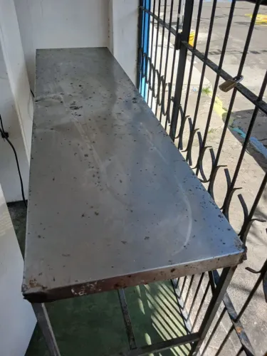 Vende-se Mesa de Inox 2 metros de comprimento e 50cm de largura