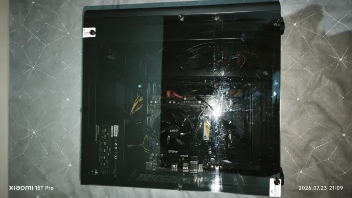 processador AMD Ryzen 5 3400G e 8 GB de memória RAM DDR4. SSD de 256 GB