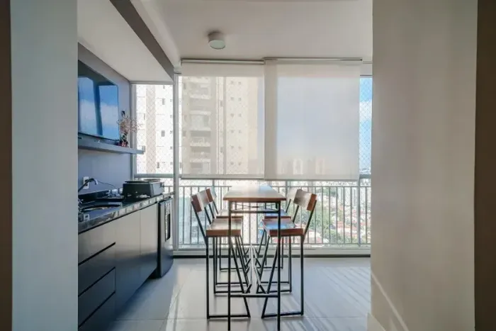 Lindo apartamento Condomínio Easy, sala ampliada, repleto de armários - Butantã