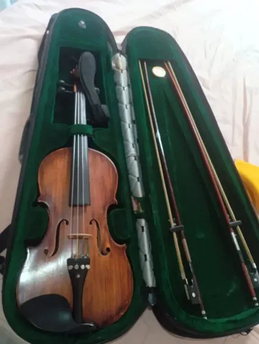 Vende-se violino 4 por 4 em ótima condições
