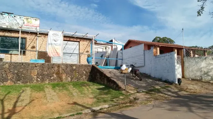 Galpão com 250 m de terreno e 100 m coberto de frente para estrada com estacionamento.