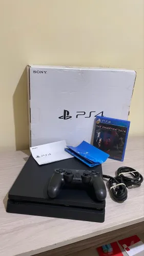PS4 Slim 500GB na Caixa + Jogo Original + Cabos