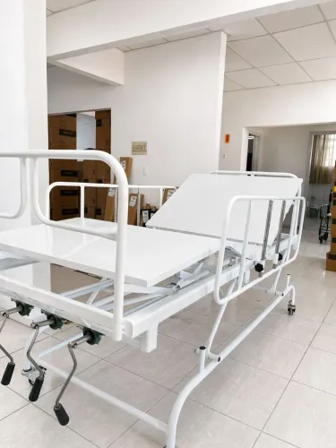 Cama 3 manivelas em excelente estado