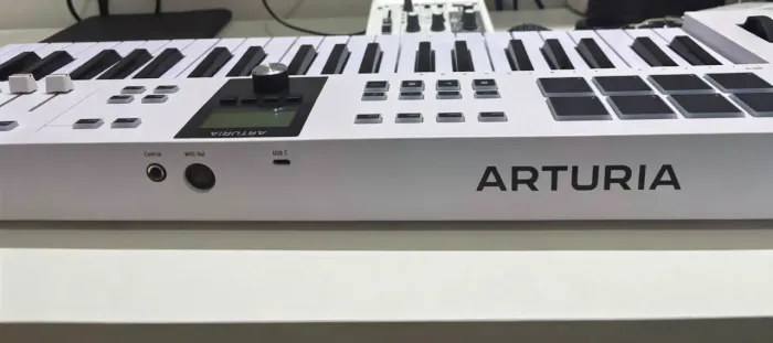 Arthuria Essential Mk3 49 teclas