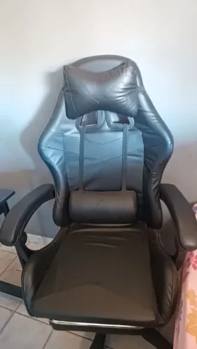 Cadeira gamer ergonômica com apoio aos pés