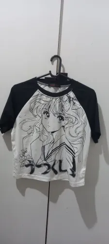 Blusa cropped anime retrô preto e branco