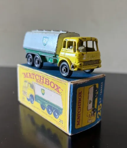 Matchbox - - Lesney . Caixa réplica excelente 25 - BP TANKER - boas condições.