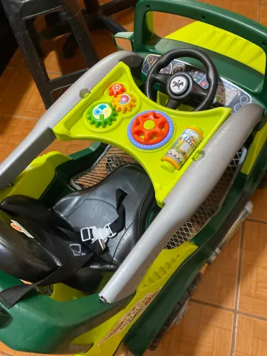 Carrinho infantil modelo Jeep