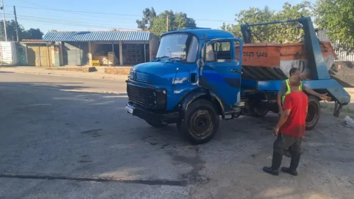 Vendo Caminhão Poliguindaste Simples