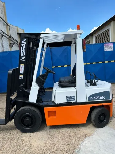 Empilhadeira Nissan 2,5 Ton Automatica Ano 2000