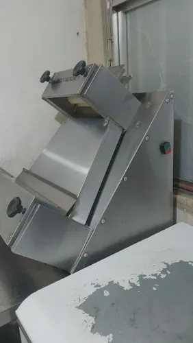 Modeladora de pizza + masseira de 5kg + ralador de queijo