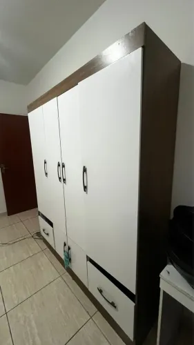 Guarda roupa semi novo