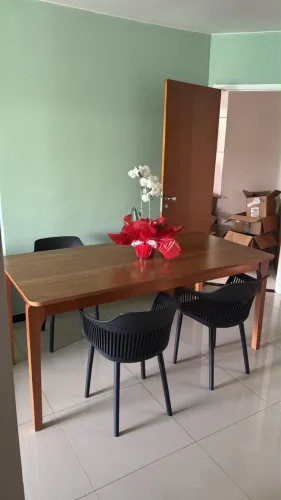 Mesa e cadeiras novas